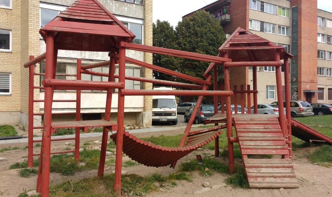 Laikas rimčiau susirūpinti vaikų žaidimo aikštelių ir jų įrengimų priežiūra