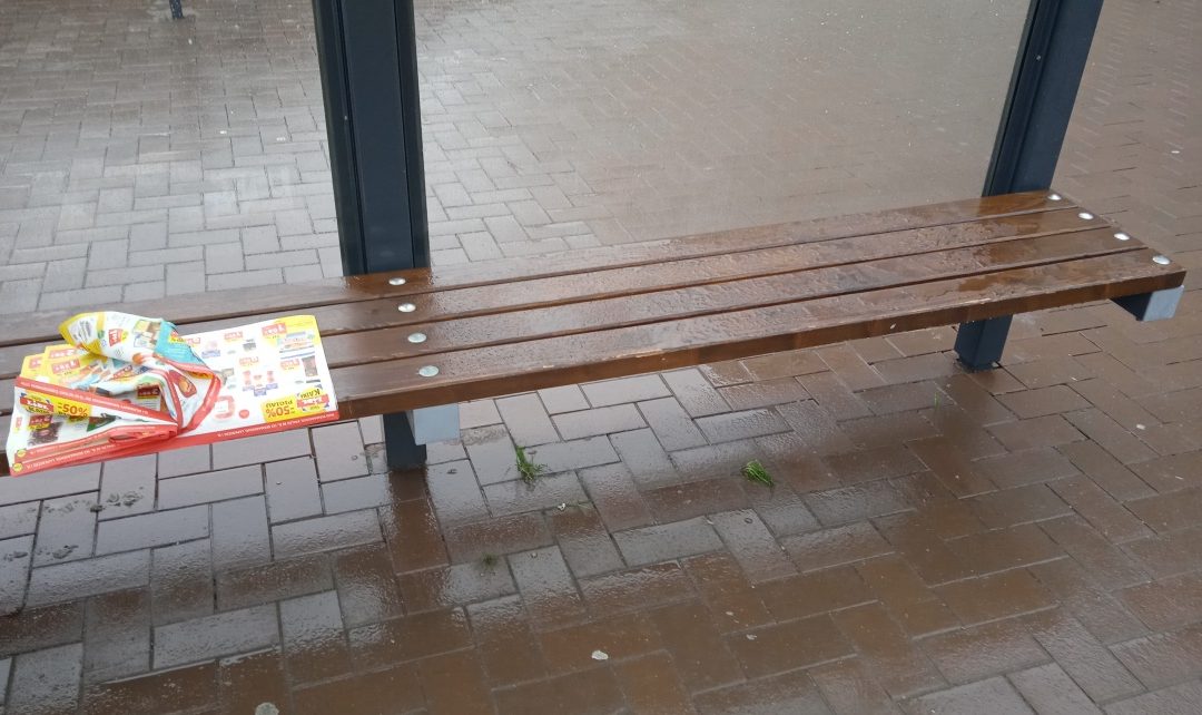 Šiuolaikinė autobusų stotelė, kurioje nepasislėpsi nuo žvarbaus vėjo ir lietaus