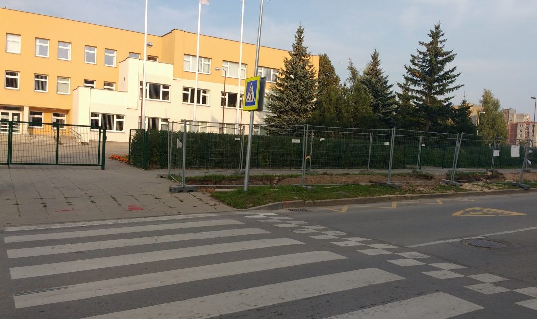 Dėl automobilių stovėjimo aikštelių įrengimo K. Korsako gatvėje