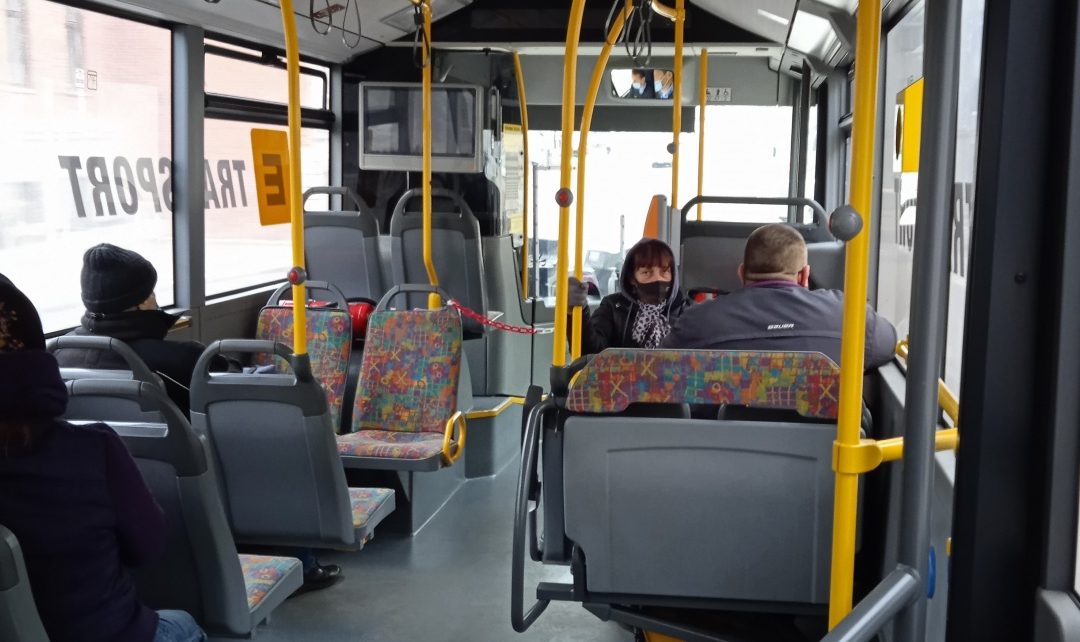 Dėl priminimo miesto autobusų keleiviams, kad reikia autobuse dėvėti kaukes, taisyklingai dėvėti kaukes
